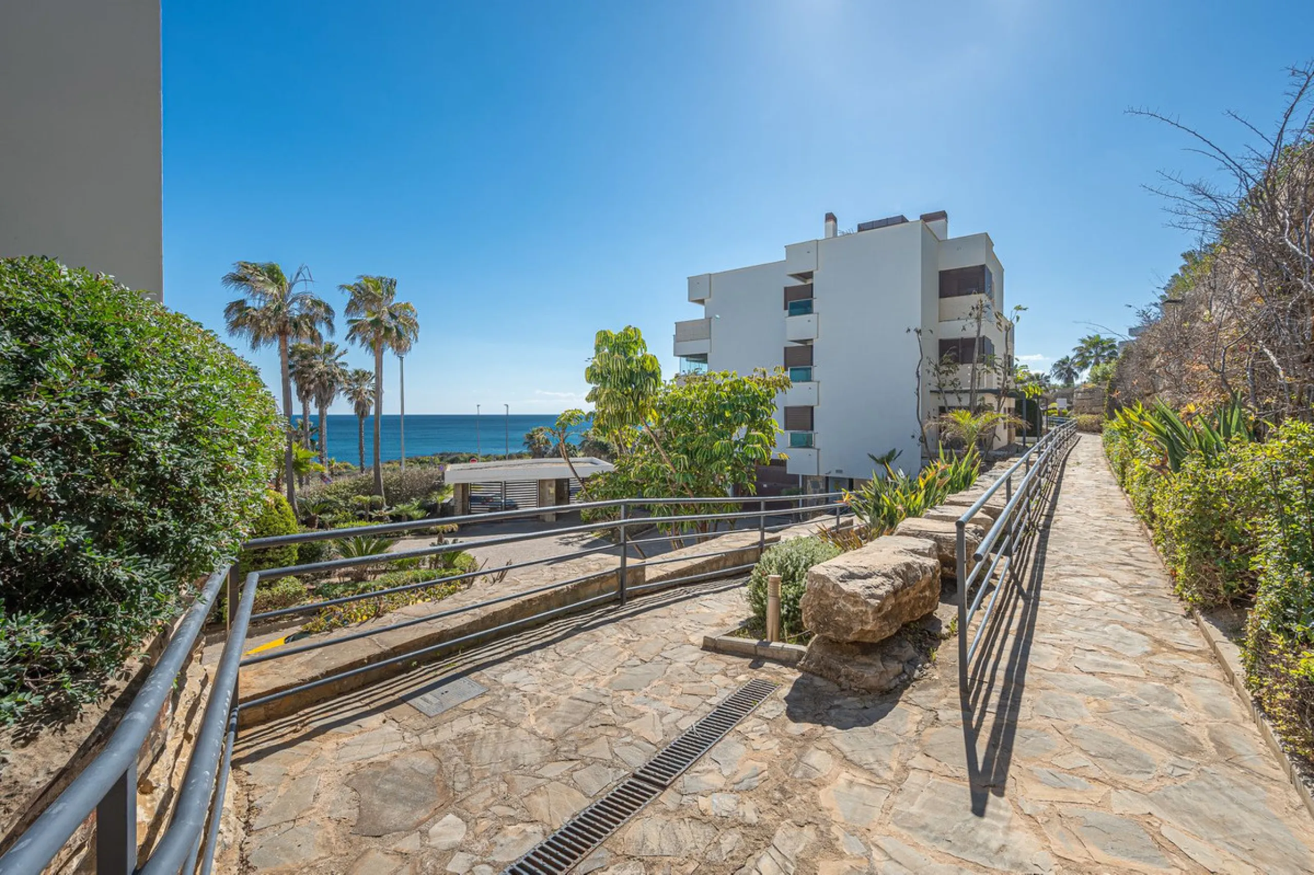 Exclusive apartment with frontal sea views in Camarate Golf – Casares Costa