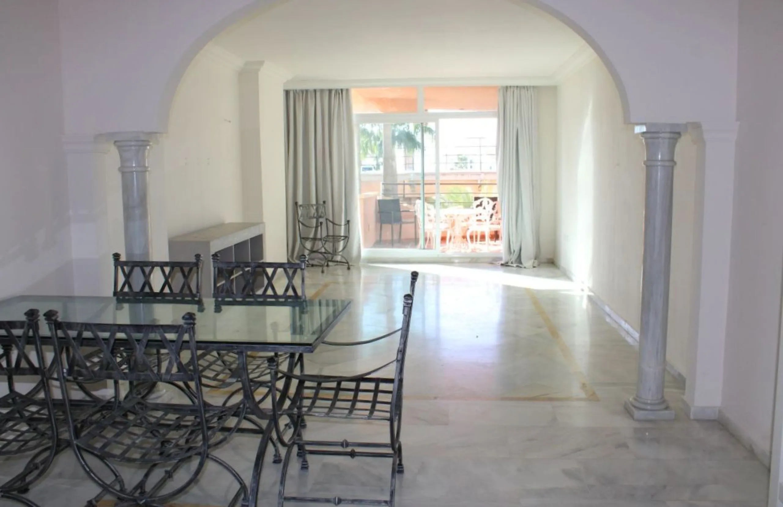 Wonderful apartment in Magna Marbella in one of the most exclusive developments in Nueva Andalucia, a gated community with 24-hour security, with several communal swimming pools and large tropical gardens guaranteeing total tranquility.