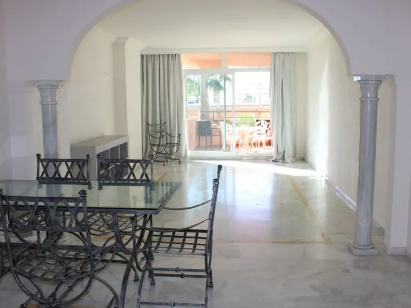 Wonderful apartment in Magna Marbella in one of the most exclusive developments in Nueva Andalucia, a gated community with 24-hour security, with several communal swimming pools and large tropical gardens guaranteeing total tranquility.