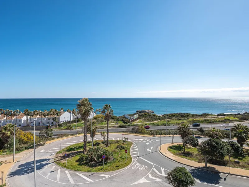 Exclusive apartment with frontal sea views in Camarate Golf – Casares Costa