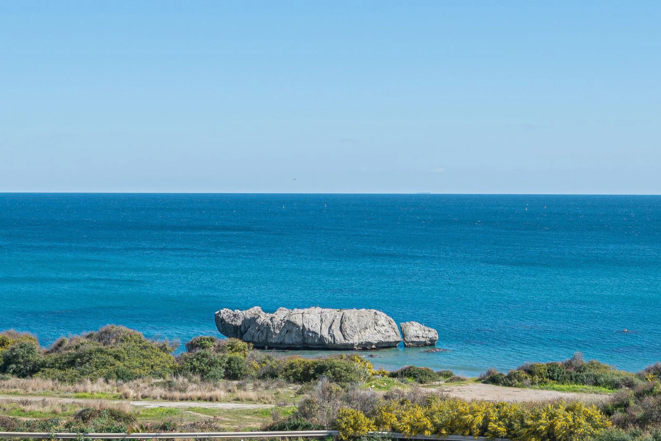 Exclusive apartment with frontal sea views in Camarate Golf – Casares Costa