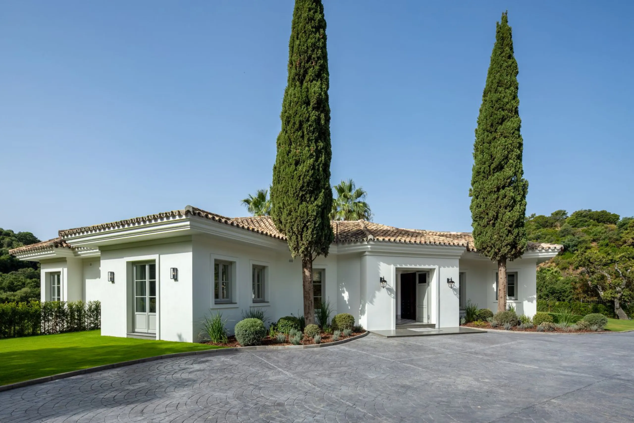 This exceptional five-bedroom luxury villa for sale is located within the prestigious gated community of La Zagaleta, in Benahavís. Newly completed by the acclaimed architectural studio Puroform, the property showcases a refined blend of contemporary desi
