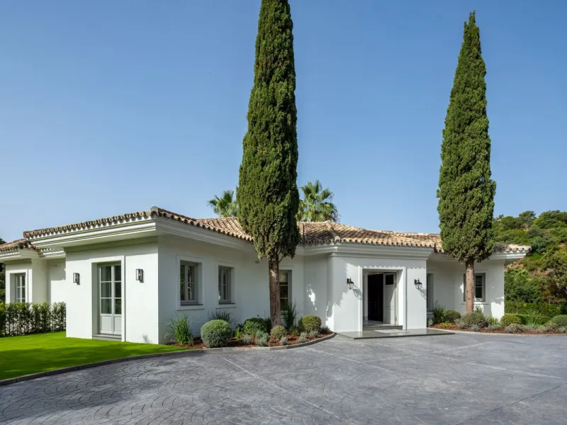 This exceptional five-bedroom luxury villa for sale is located within the prestigious gated community of La Zagaleta, in Benahavís. Newly completed by the acclaimed architectural studio Puroform, the property showcases a refined blend of contemporary desi
