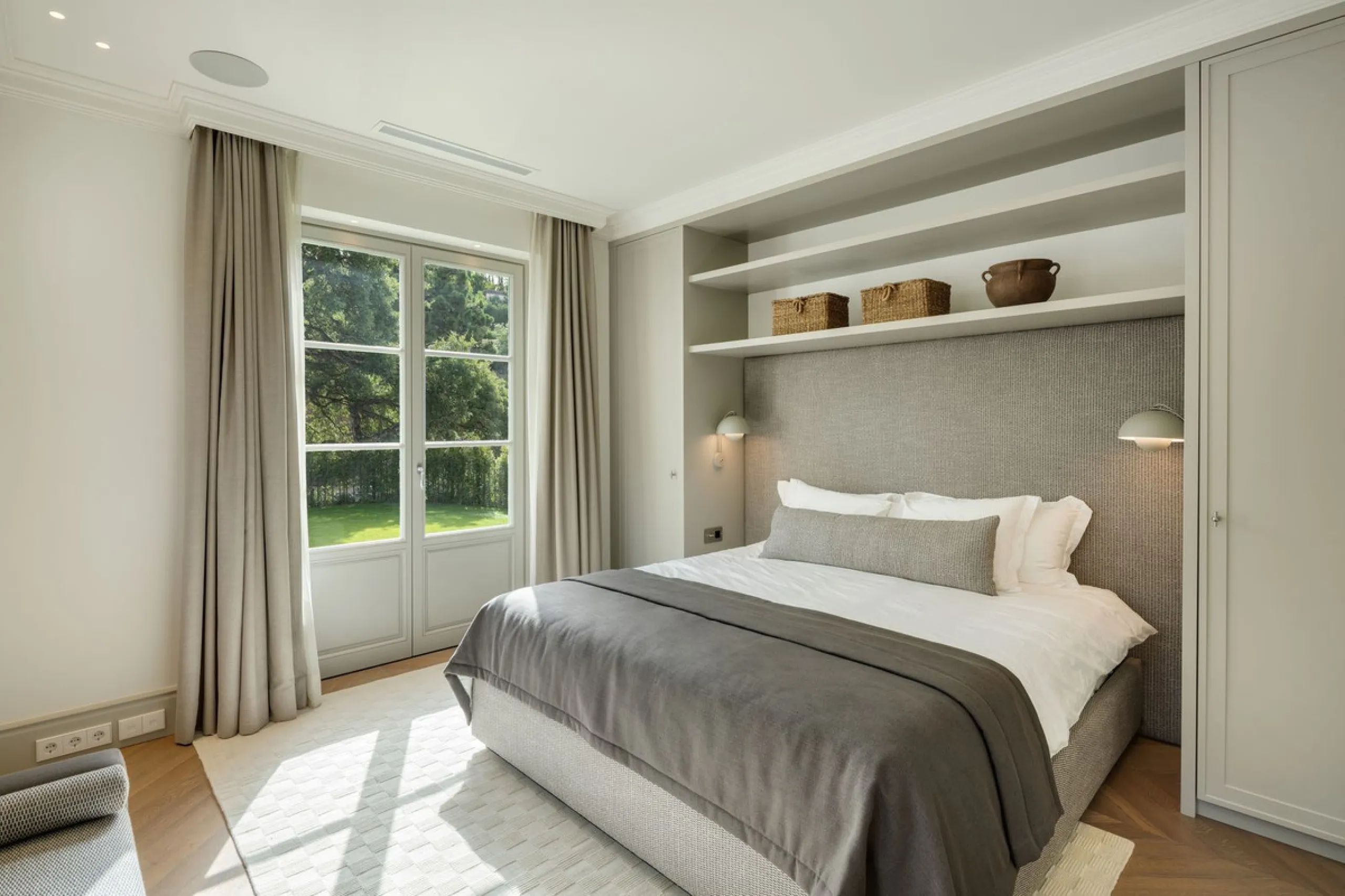 This exceptional five-bedroom luxury villa for sale is located within the prestigious gated community of La Zagaleta, in Benahavís. Newly completed by the acclaimed architectural studio Puroform, the property showcases a refined blend of contemporary desi