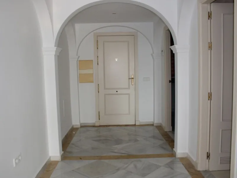 Wonderful apartment in Magna Marbella in one of the most exclusive developments in Nueva Andalucia, a gated community with 24-hour security, with several communal swimming pools and large tropical gardens guaranteeing total tranquility.
