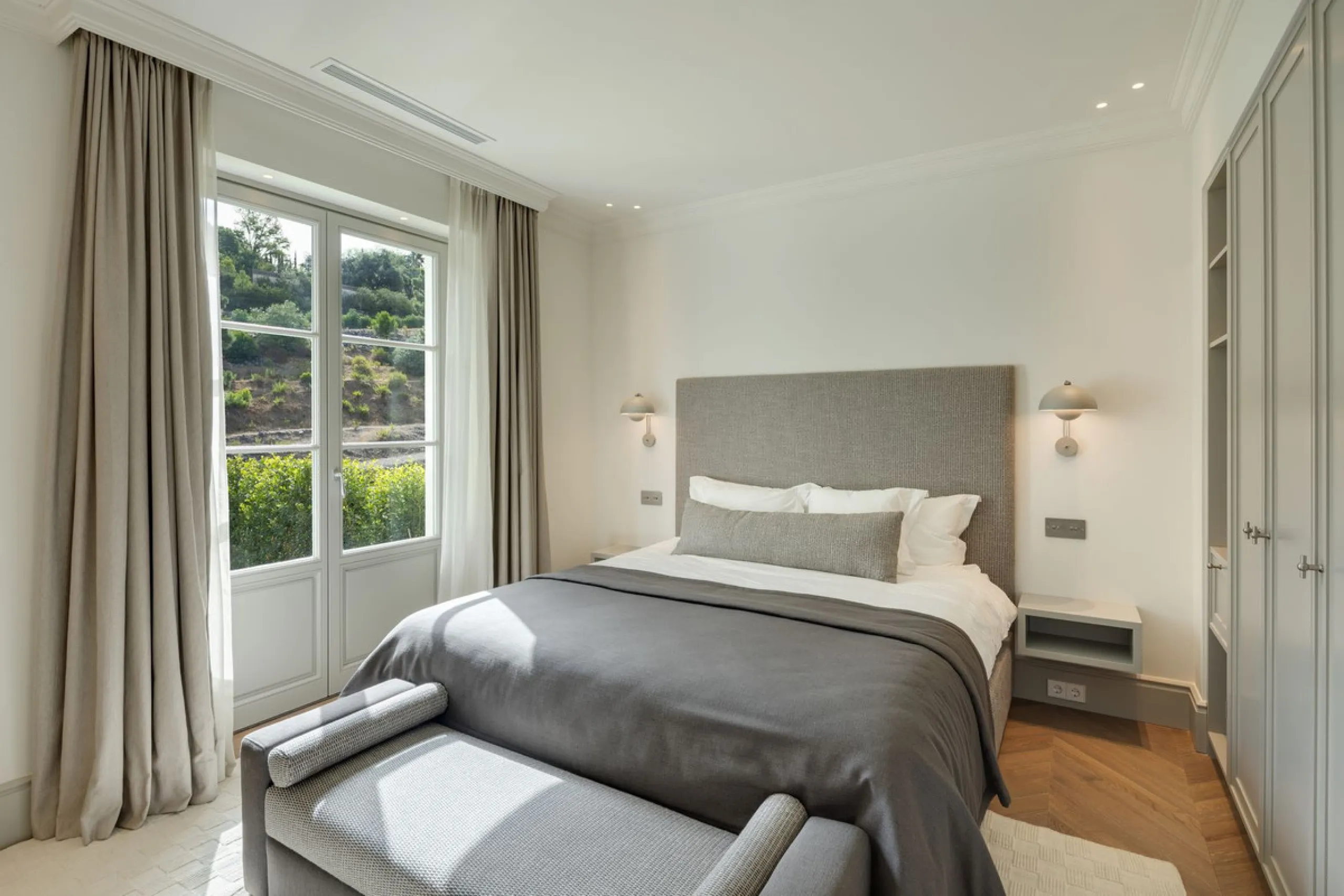This exceptional five-bedroom luxury villa for sale is located within the prestigious gated community of La Zagaleta, in Benahavís. Newly completed by the acclaimed architectural studio Puroform, the property showcases a refined blend of contemporary desi