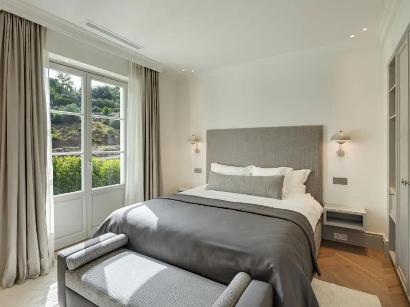 This exceptional five-bedroom luxury villa for sale is located within the prestigious gated community of La Zagaleta, in Benahavís. Newly completed by the acclaimed architectural studio Puroform, the property showcases a refined blend of contemporary desi