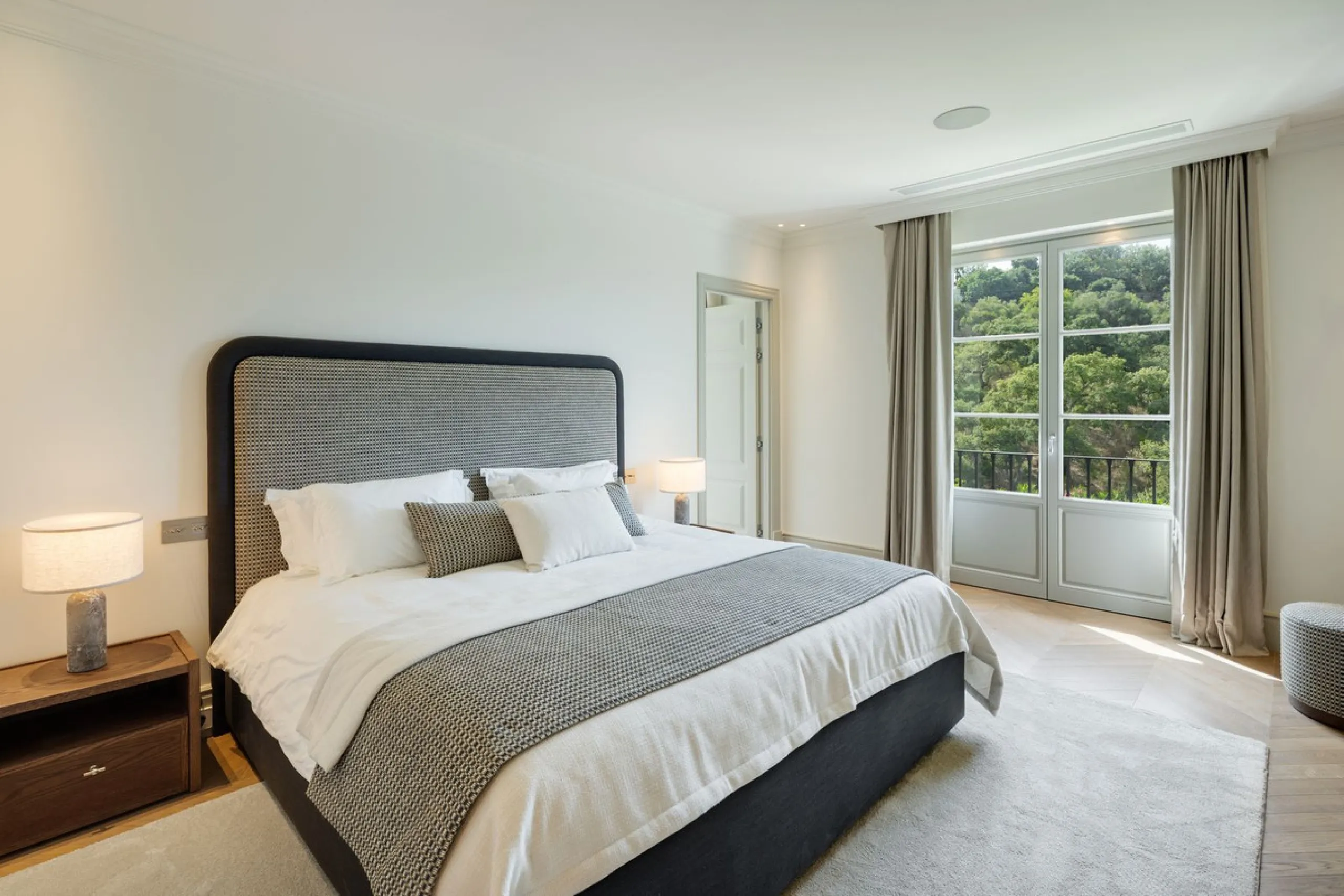 This exceptional five-bedroom luxury villa for sale is located within the prestigious gated community of La Zagaleta, in Benahavís. Newly completed by the acclaimed architectural studio Puroform, the property showcases a refined blend of contemporary desi