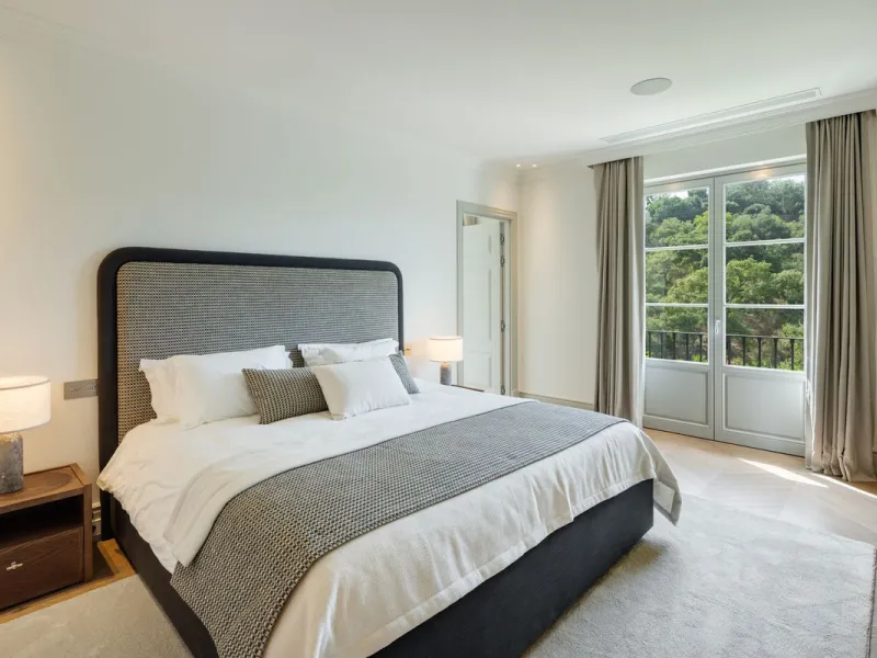 This exceptional five-bedroom luxury villa for sale is located within the prestigious gated community of La Zagaleta, in Benahavís. Newly completed by the acclaimed architectural studio Puroform, the property showcases a refined blend of contemporary desi