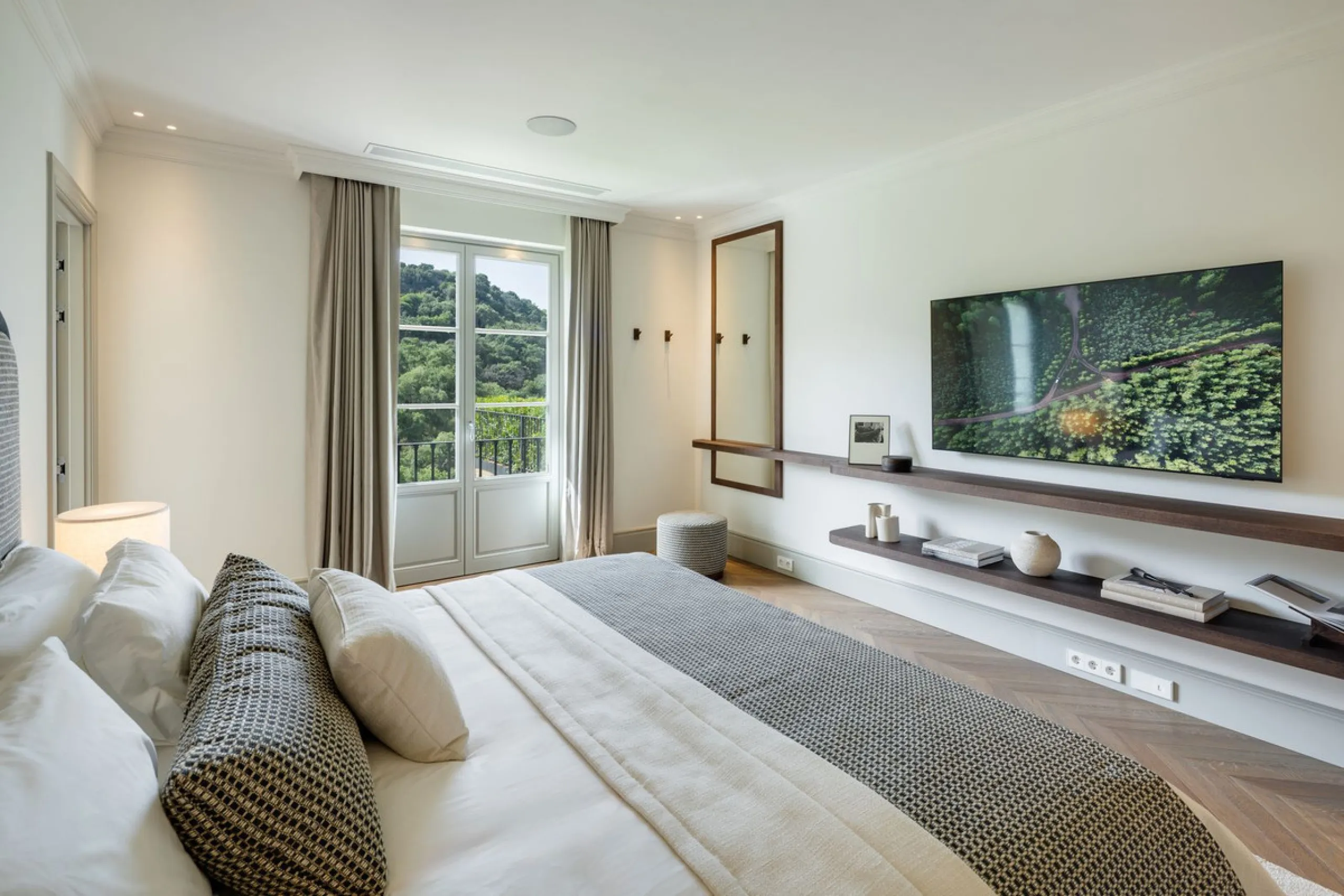 This exceptional five-bedroom luxury villa for sale is located within the prestigious gated community of La Zagaleta, in Benahavís. Newly completed by the acclaimed architectural studio Puroform, the property showcases a refined blend of contemporary desi