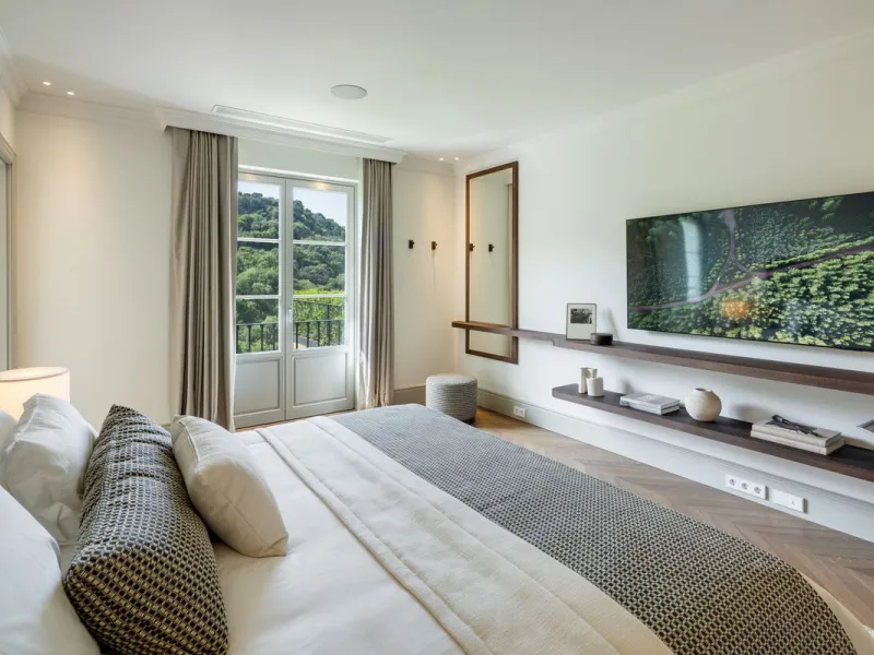 This exceptional five-bedroom luxury villa for sale is located within the prestigious gated community of La Zagaleta, in Benahavís. Newly completed by the acclaimed architectural studio Puroform, the property showcases a refined blend of contemporary desi