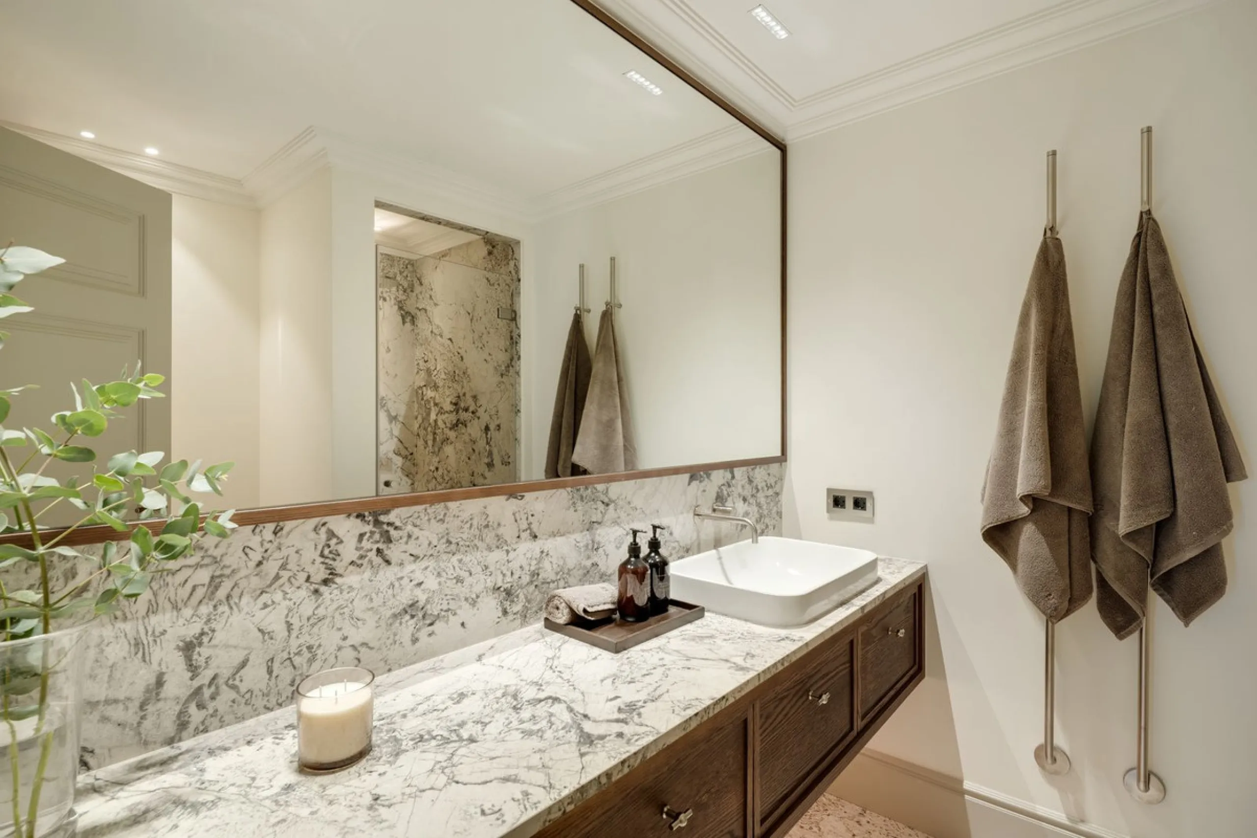 This exceptional five-bedroom luxury villa for sale is located within the prestigious gated community of La Zagaleta, in Benahavís. Newly completed by the acclaimed architectural studio Puroform, the property showcases a refined blend of contemporary desi
