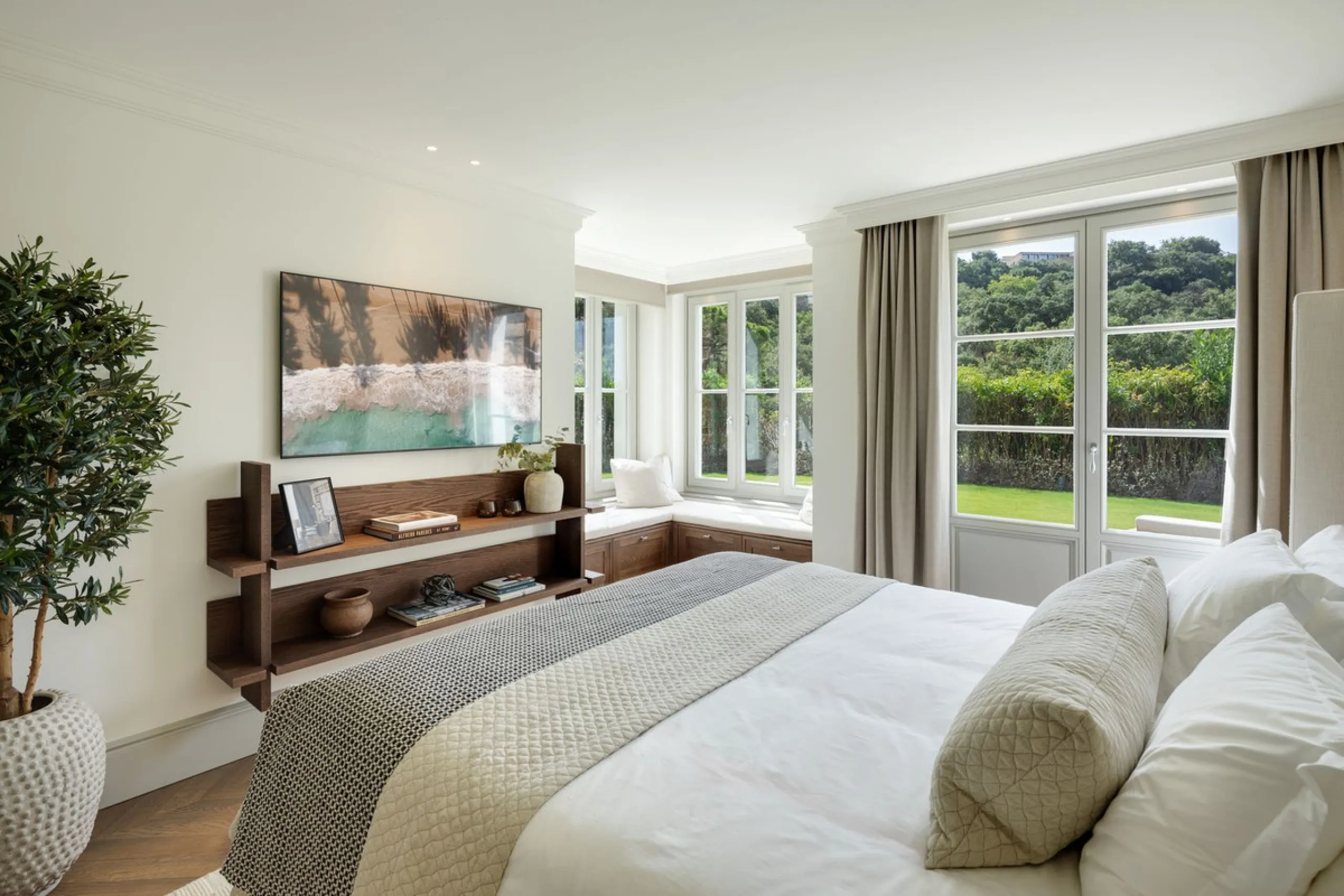 This exceptional five-bedroom luxury villa for sale is located within the prestigious gated community of La Zagaleta, in Benahavís. Newly completed by the acclaimed architectural studio Puroform, the property showcases a refined blend of contemporary desi