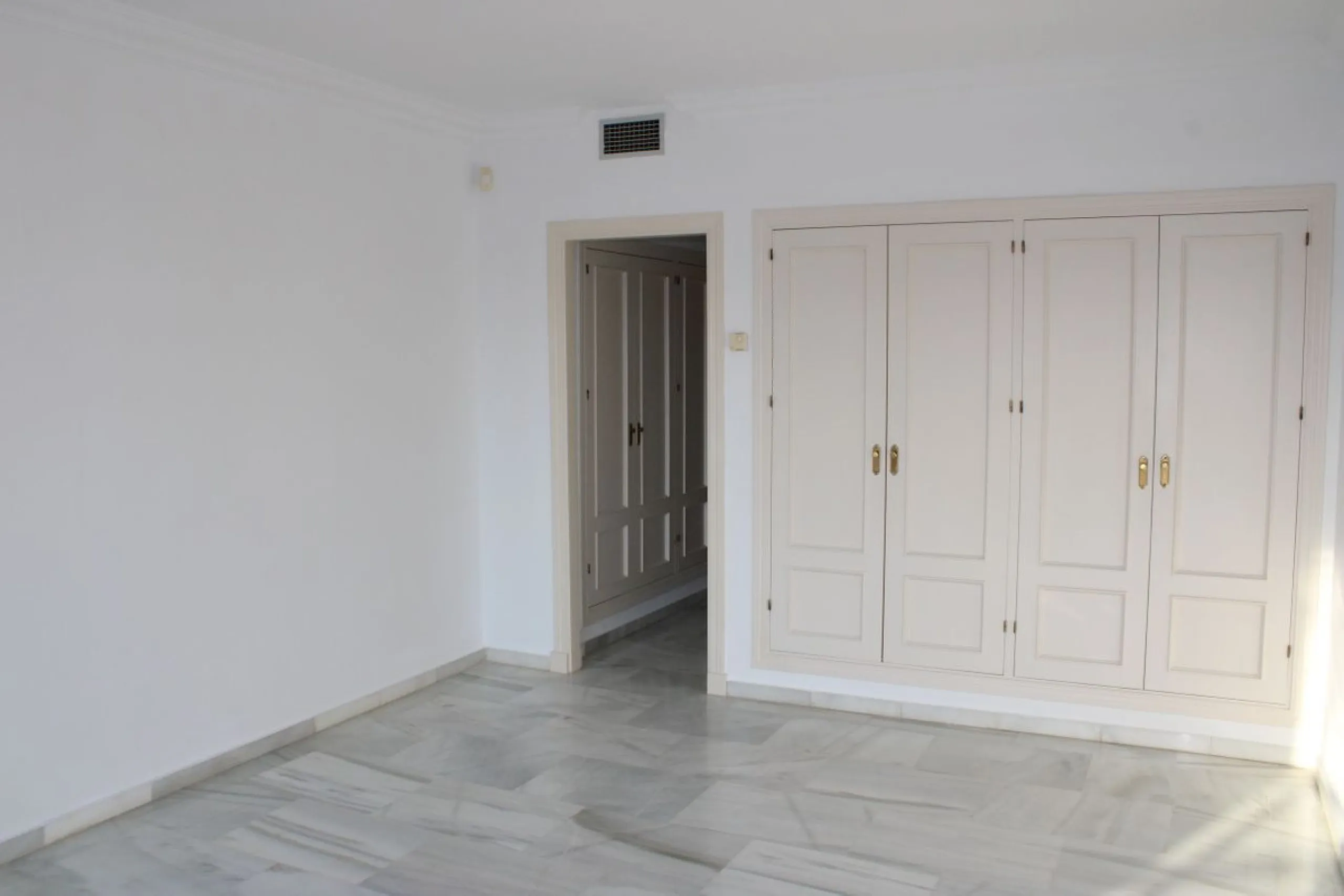 Wonderful apartment in Magna Marbella in one of the most exclusive developments in Nueva Andalucia, a gated community with 24-hour security, with several communal swimming pools and large tropical gardens guaranteeing total tranquility.