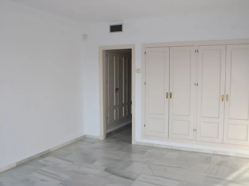 Wonderful apartment in Magna Marbella in one of the most exclusive developments in Nueva Andalucia, a gated community with 24-hour security, with several communal swimming pools and large tropical gardens guaranteeing total tranquility.