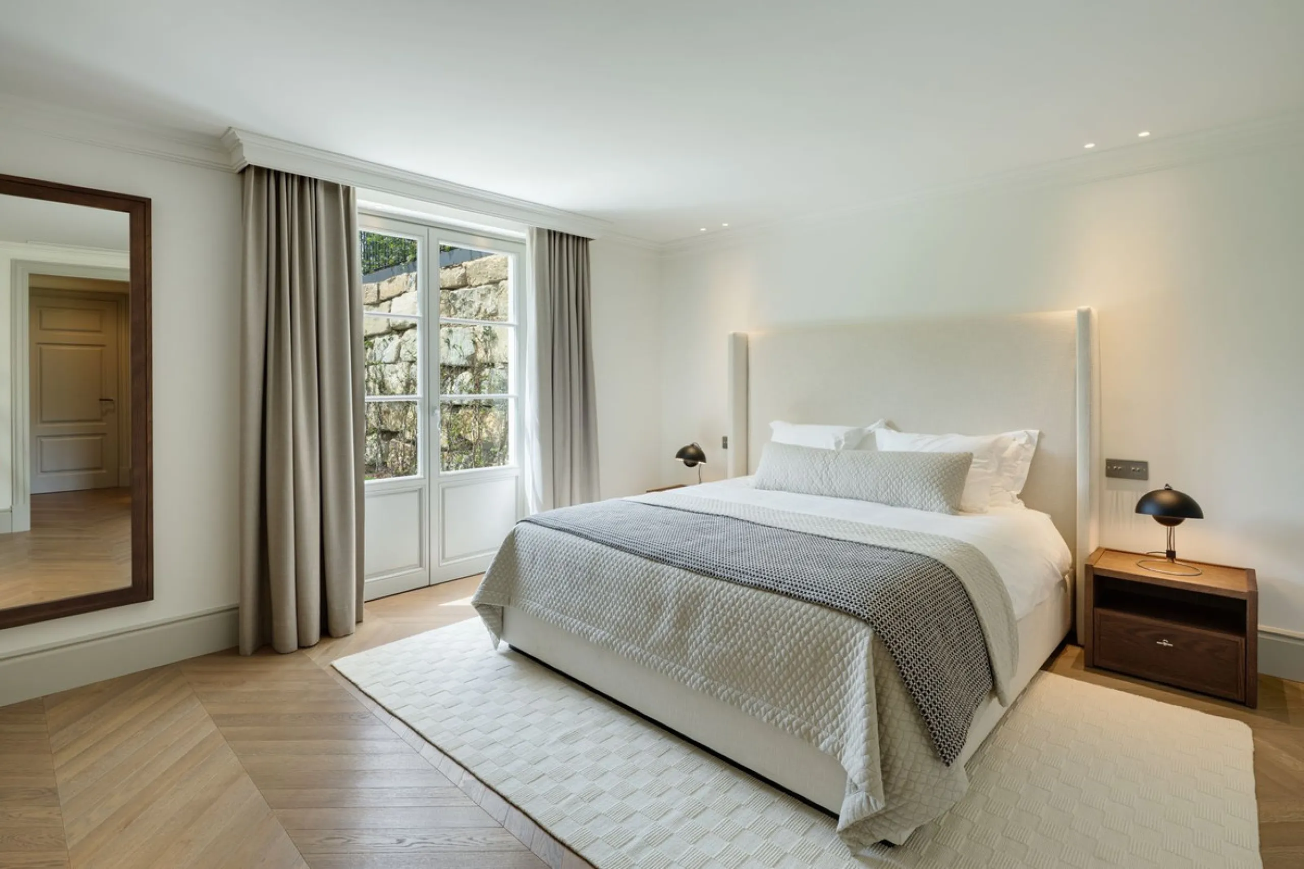 This exceptional five-bedroom luxury villa for sale is located within the prestigious gated community of La Zagaleta, in Benahavís. Newly completed by the acclaimed architectural studio Puroform, the property showcases a refined blend of contemporary desi