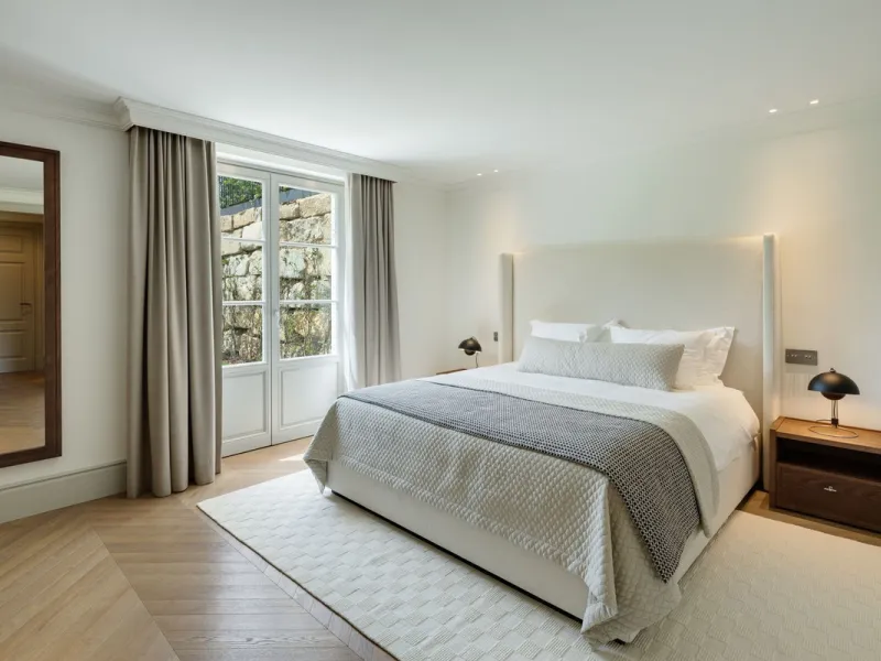 This exceptional five-bedroom luxury villa for sale is located within the prestigious gated community of La Zagaleta, in Benahavís. Newly completed by the acclaimed architectural studio Puroform, the property showcases a refined blend of contemporary desi