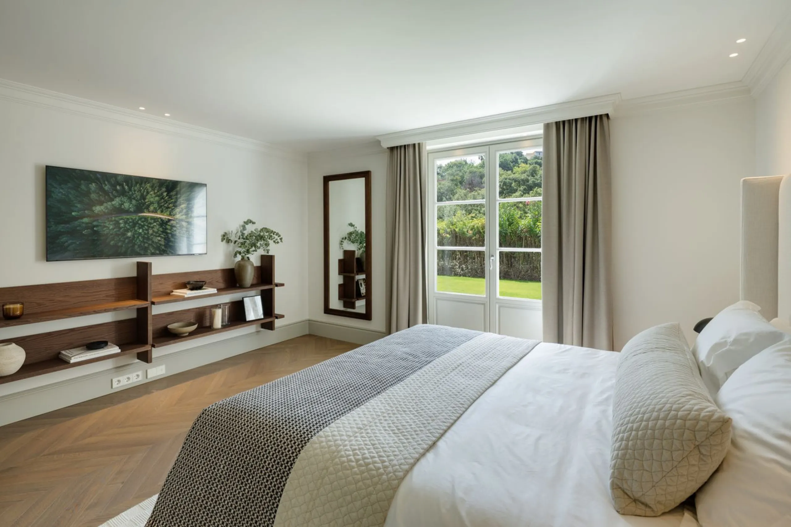 This exceptional five-bedroom luxury villa for sale is located within the prestigious gated community of La Zagaleta, in Benahavís. Newly completed by the acclaimed architectural studio Puroform, the property showcases a refined blend of contemporary desi