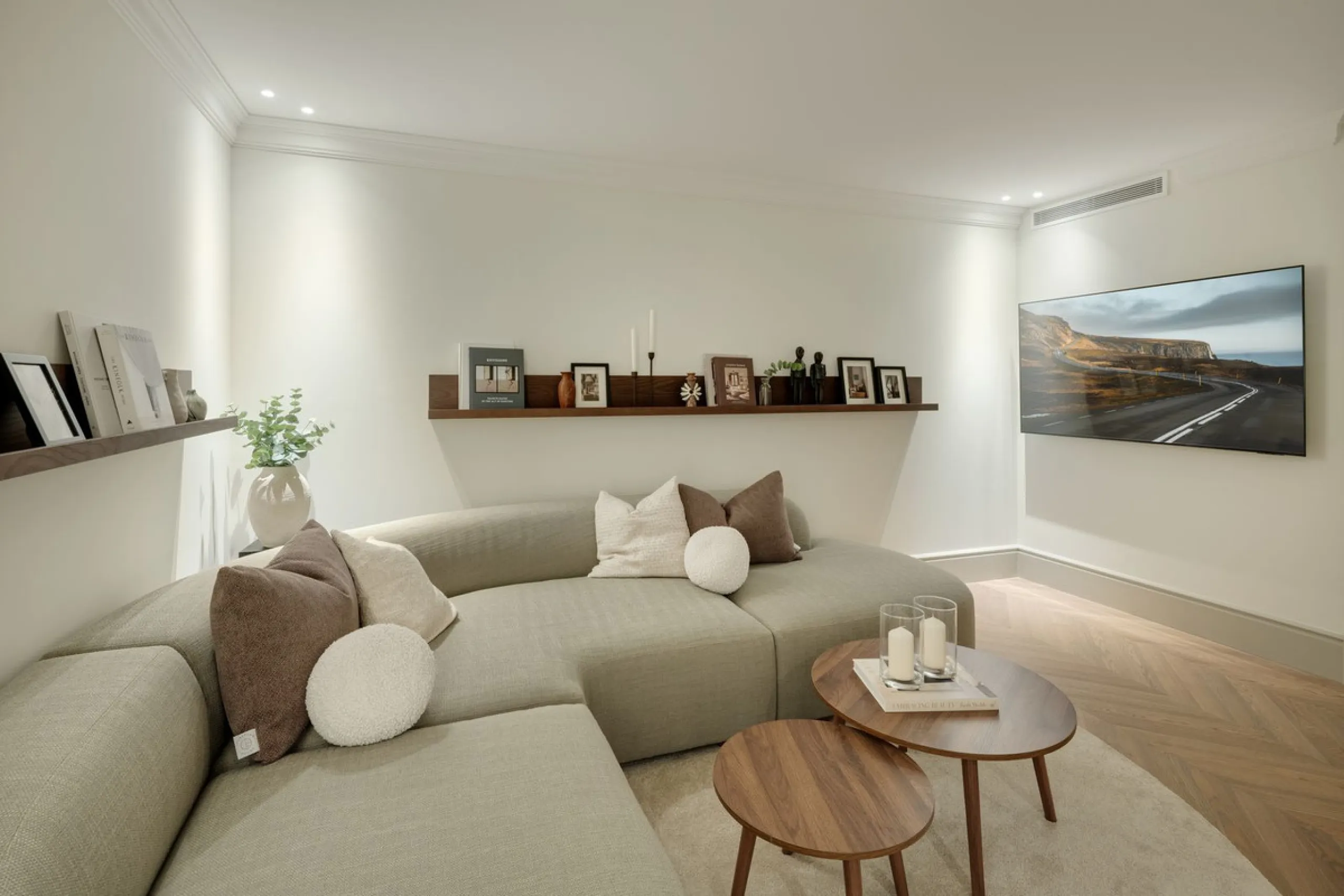 This exceptional five-bedroom luxury villa for sale is located within the prestigious gated community of La Zagaleta, in Benahavís. Newly completed by the acclaimed architectural studio Puroform, the property showcases a refined blend of contemporary desi