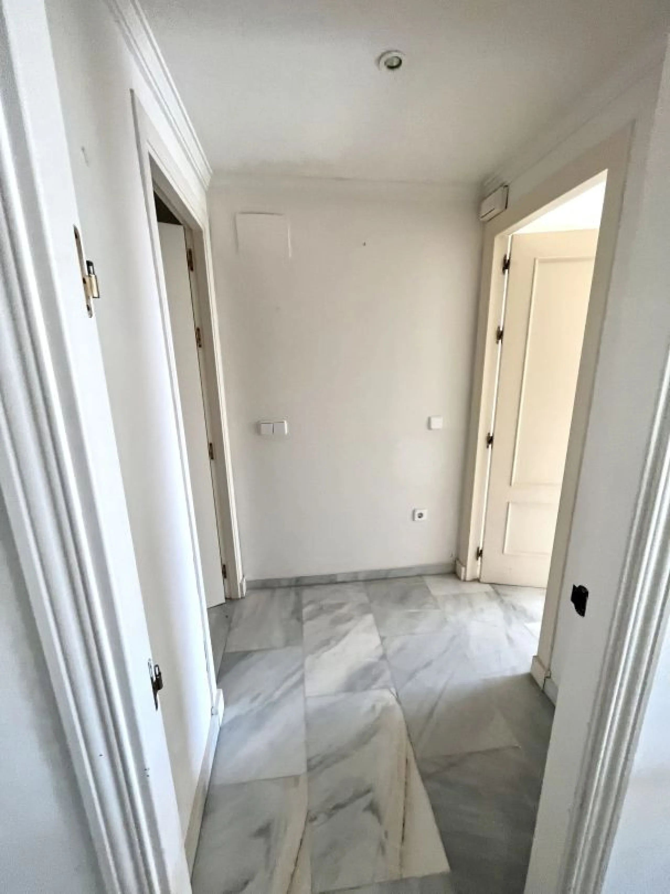 Wonderful apartment in Magna Marbella in one of the most exclusive developments in Nueva Andalucia, a gated community with 24-hour security, with several communal swimming pools and large tropical gardens guaranteeing total tranquility.
