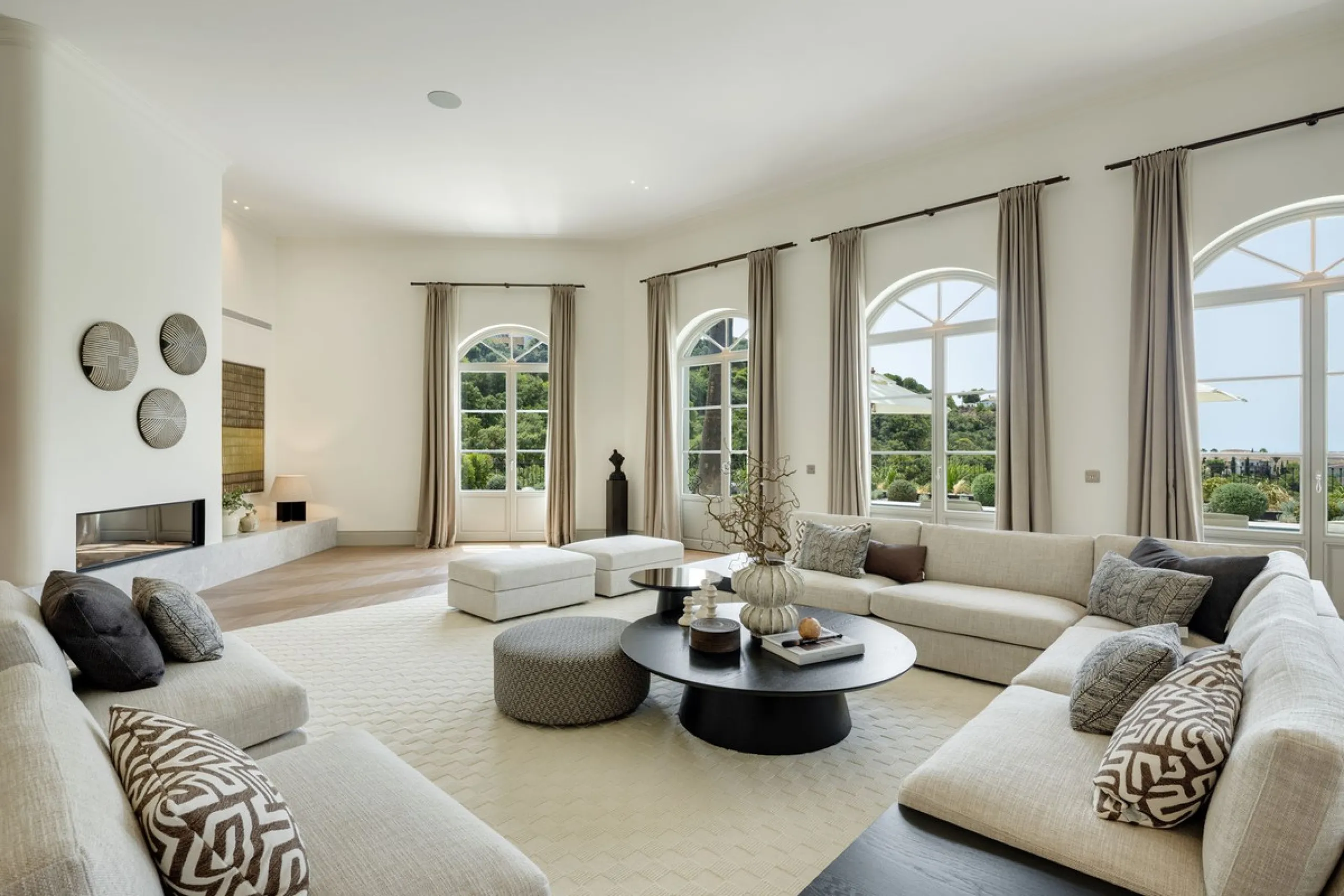 This exceptional five-bedroom luxury villa for sale is located within the prestigious gated community of La Zagaleta, in Benahavís. Newly completed by the acclaimed architectural studio Puroform, the property showcases a refined blend of contemporary desi
