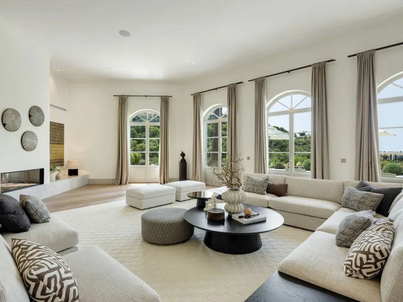 This exceptional five-bedroom luxury villa for sale is located within the prestigious gated community of La Zagaleta, in Benahavís. Newly completed by the acclaimed architectural studio Puroform, the property showcases a refined blend of contemporary desi