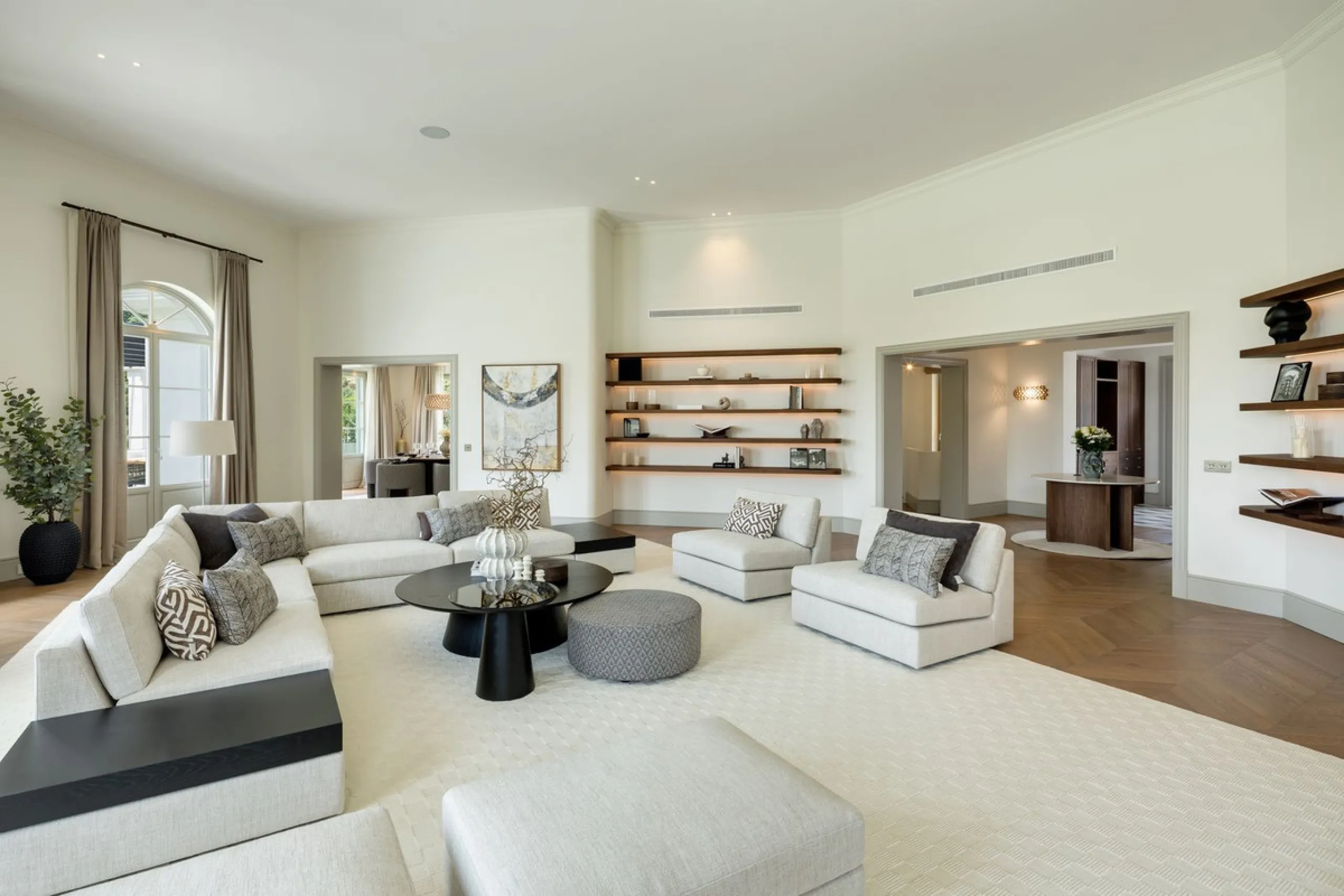 This exceptional five-bedroom luxury villa for sale is located within the prestigious gated community of La Zagaleta, in Benahavís. Newly completed by the acclaimed architectural studio Puroform, the property showcases a refined blend of contemporary desi