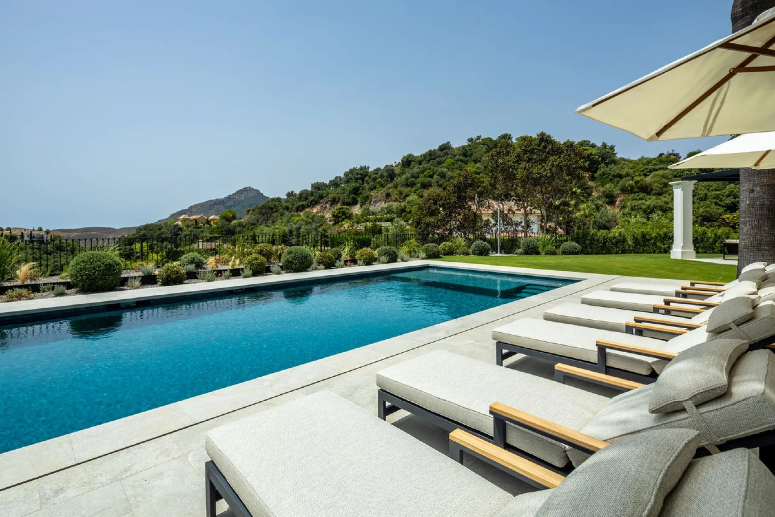 This exceptional five-bedroom luxury villa for sale is located within the prestigious gated community of La Zagaleta, in Benahavís. Newly completed by the acclaimed architectural studio Puroform, the property showcases a refined blend of contemporary desi