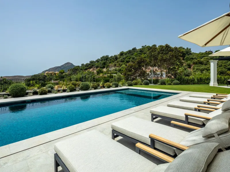 This exceptional five-bedroom luxury villa for sale is located within the prestigious gated community of La Zagaleta, in Benahavís. Newly completed by the acclaimed architectural studio Puroform, the property showcases a refined blend of contemporary desi