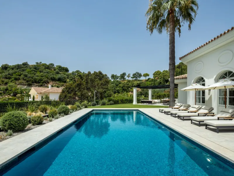 This exceptional five-bedroom luxury villa for sale is located within the prestigious gated community of La Zagaleta, in Benahavís. Newly completed by the acclaimed architectural studio Puroform, the property showcases a refined blend of contemporary desi