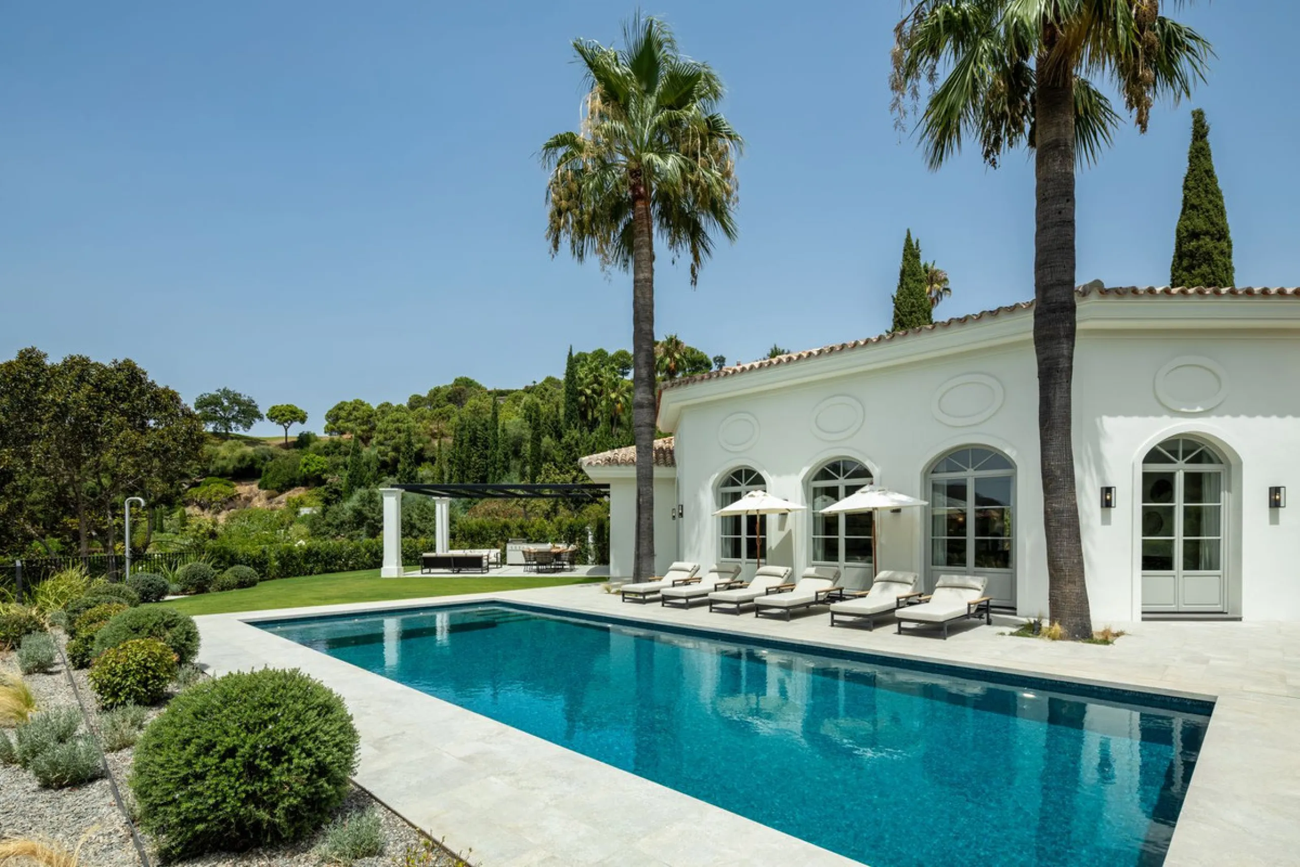 This exceptional five-bedroom luxury villa for sale is located within the prestigious gated community of La Zagaleta, in Benahavís. Newly completed by the acclaimed architectural studio Puroform, the property showcases a refined blend of contemporary desi