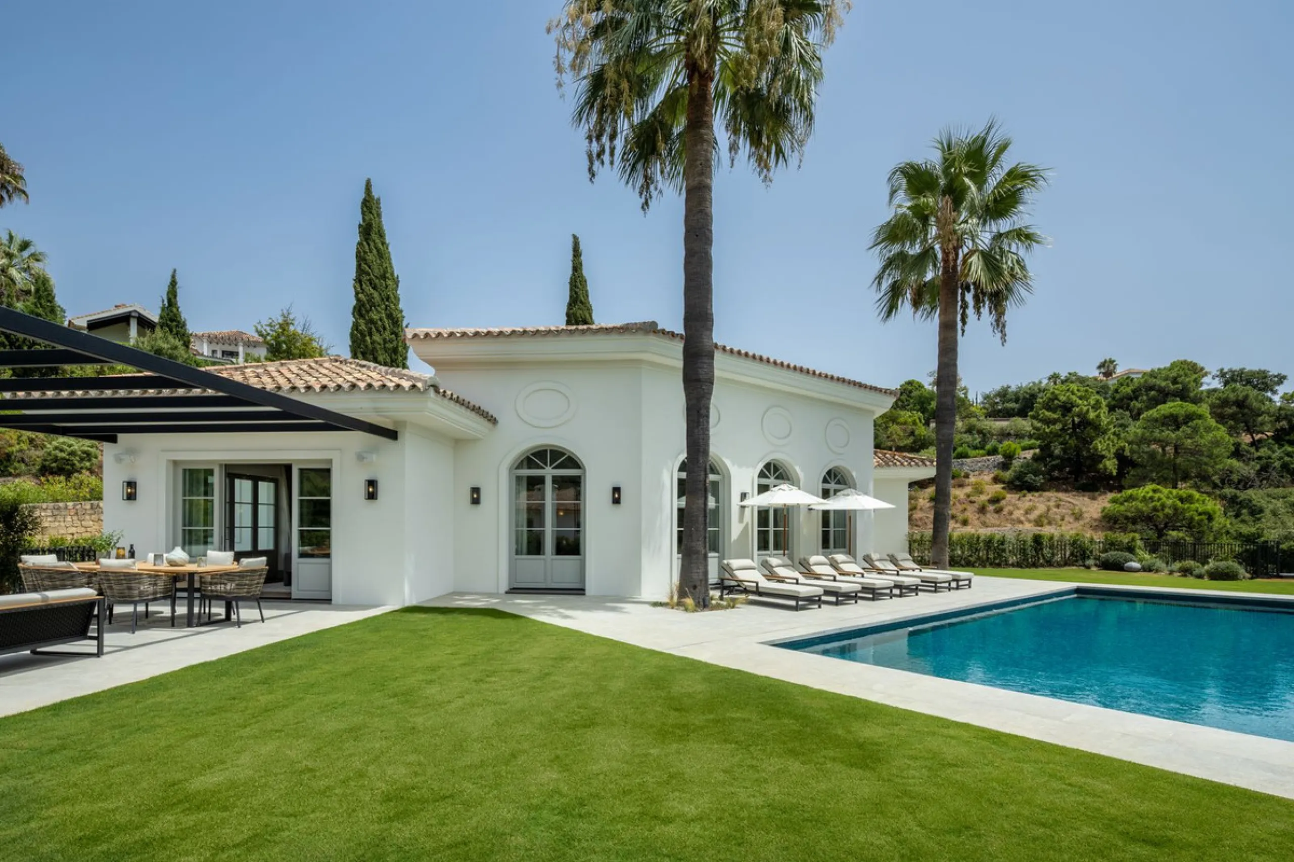 This exceptional five-bedroom luxury villa for sale is located within the prestigious gated community of La Zagaleta, in Benahavís. Newly completed by the acclaimed architectural studio Puroform, the property showcases a refined blend of contemporary desi