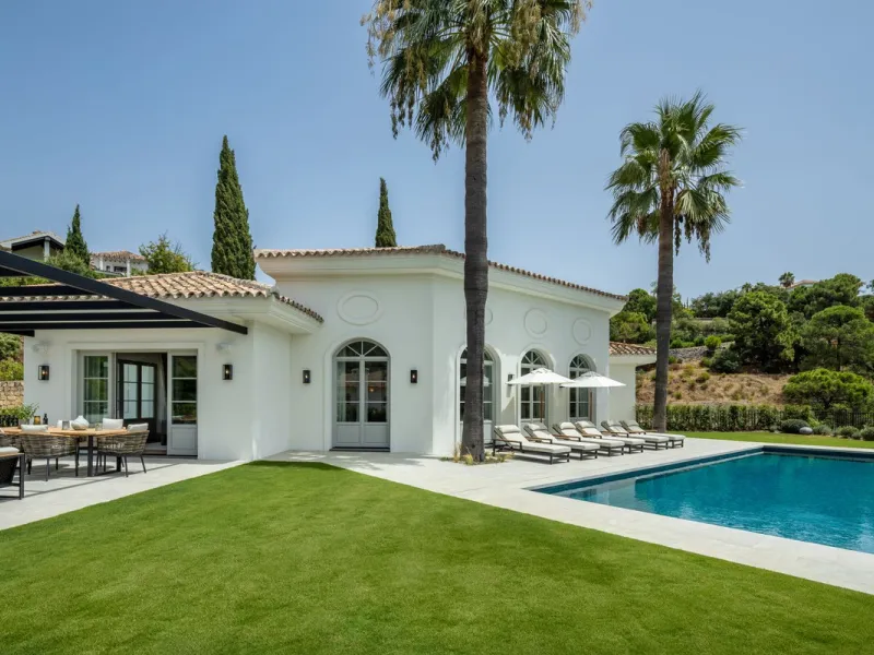 This exceptional five-bedroom luxury villa for sale is located within the prestigious gated community of La Zagaleta, in Benahavís. Newly completed by the acclaimed architectural studio Puroform, the property showcases a refined blend of contemporary desi