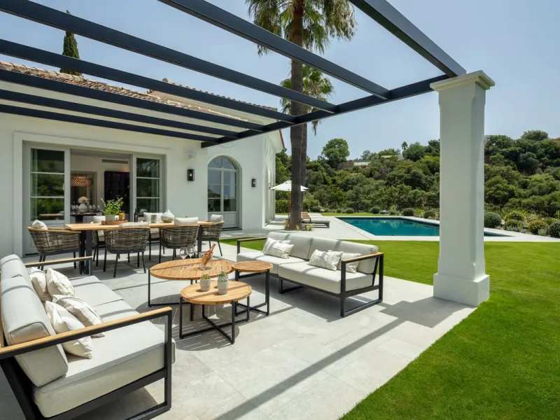 This exceptional five-bedroom luxury villa for sale is located within the prestigious gated community of La Zagaleta, in Benahavís. Newly completed by the acclaimed architectural studio Puroform, the property showcases a refined blend of contemporary desi