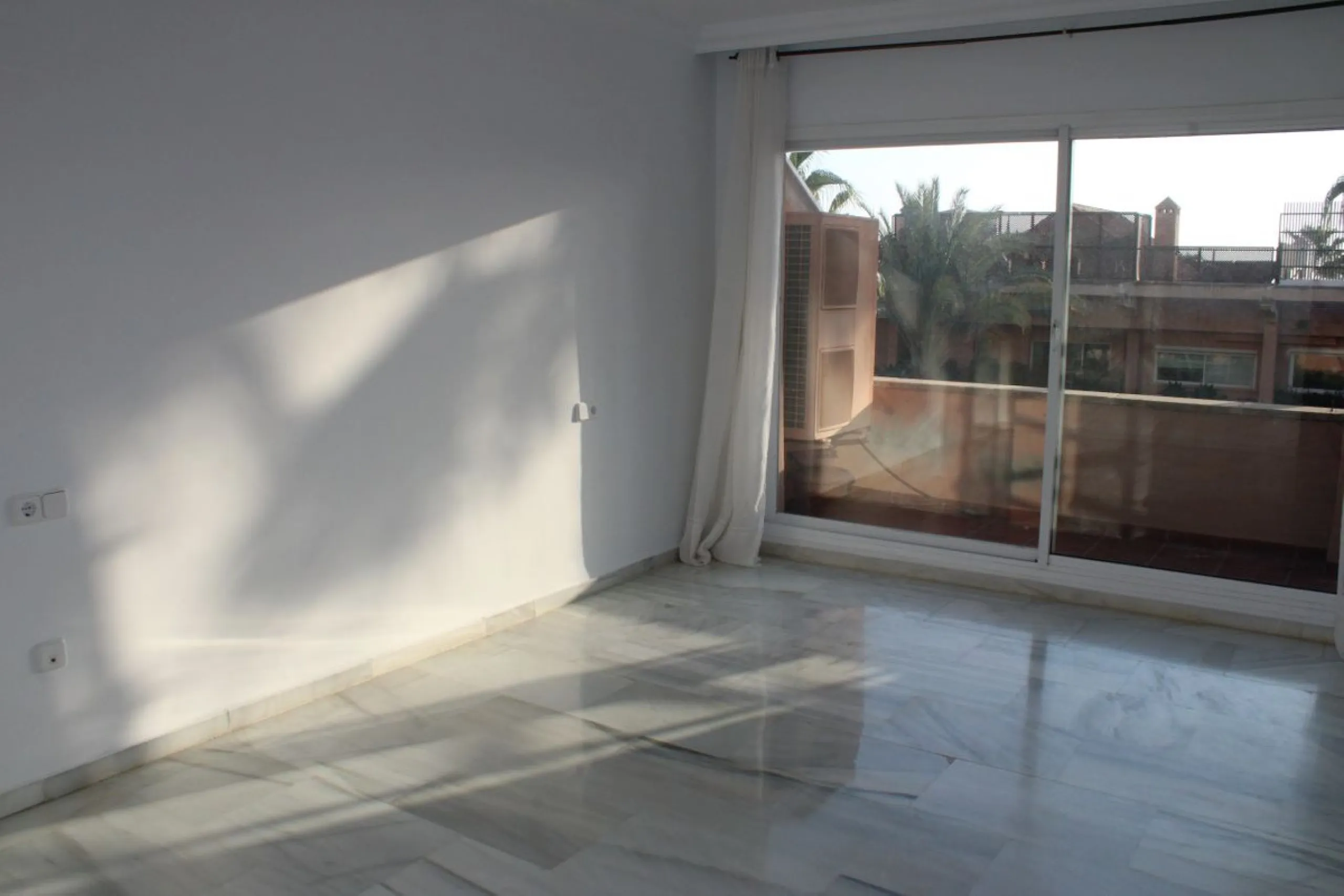 Wonderful apartment in Magna Marbella in one of the most exclusive developments in Nueva Andalucia, a gated community with 24-hour security, with several communal swimming pools and large tropical gardens guaranteeing total tranquility.