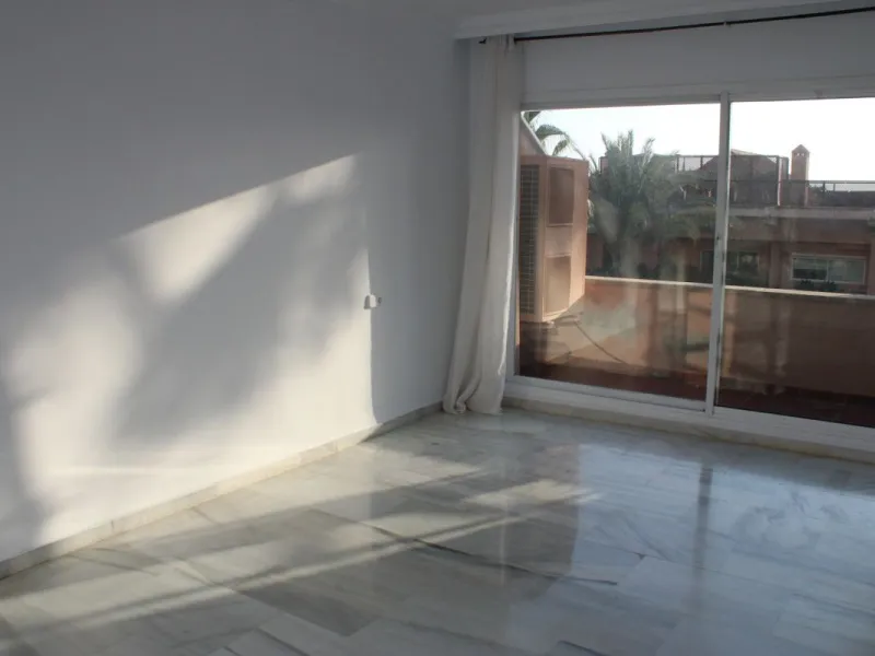Wonderful apartment in Magna Marbella in one of the most exclusive developments in Nueva Andalucia, a gated community with 24-hour security, with several communal swimming pools and large tropical gardens guaranteeing total tranquility.