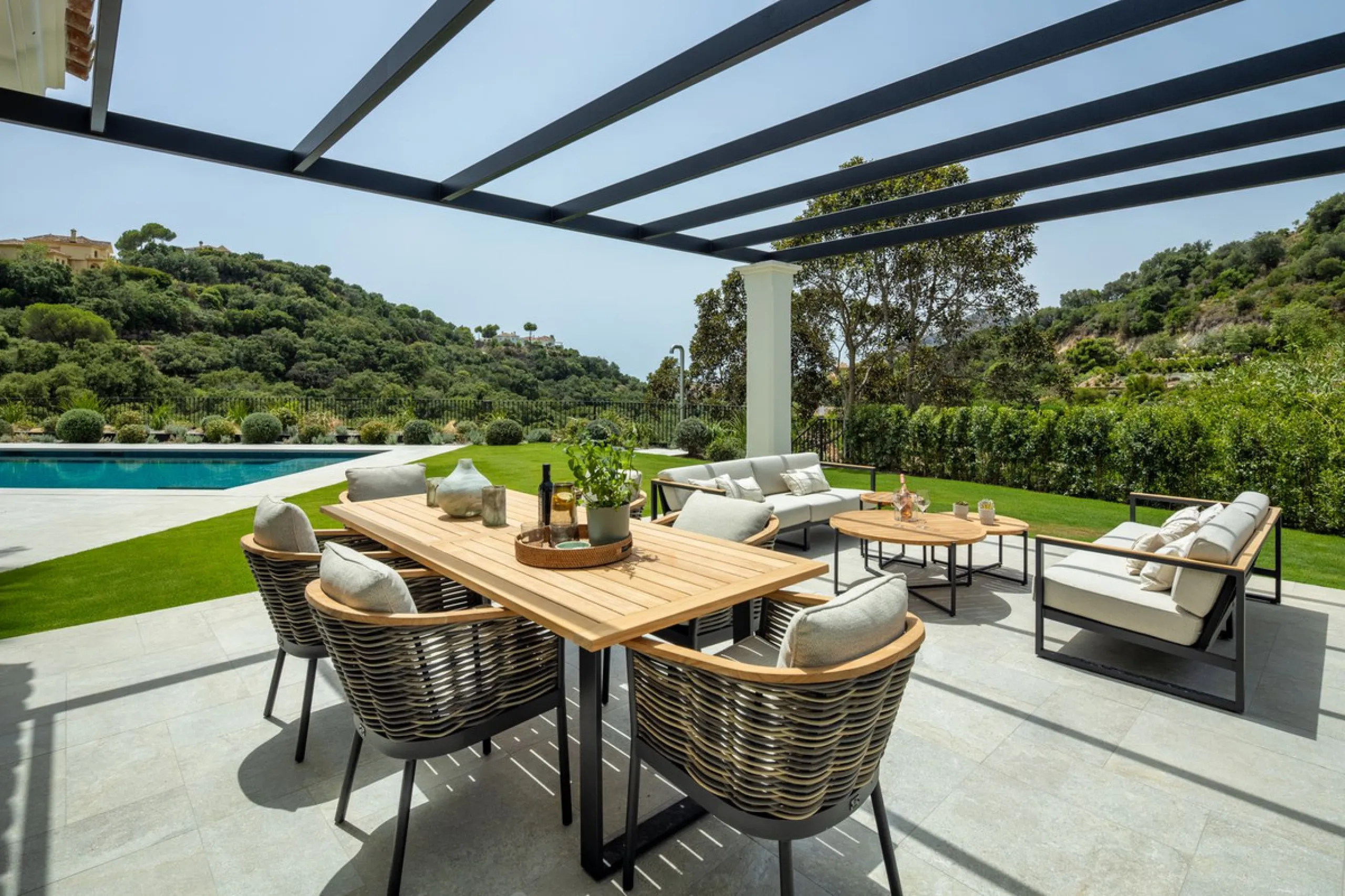 This exceptional five-bedroom luxury villa for sale is located within the prestigious gated community of La Zagaleta, in Benahavís. Newly completed by the acclaimed architectural studio Puroform, the property showcases a refined blend of contemporary desi