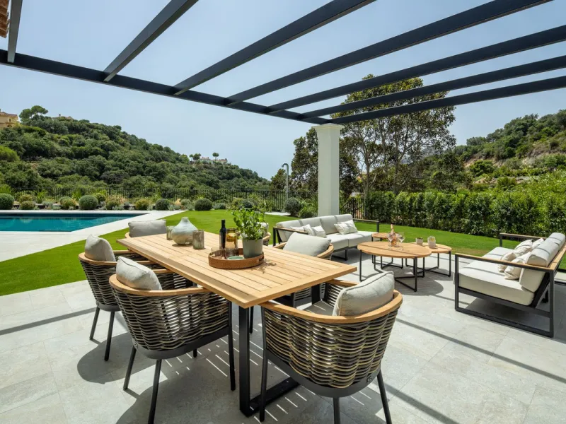 This exceptional five-bedroom luxury villa for sale is located within the prestigious gated community of La Zagaleta, in Benahavís. Newly completed by the acclaimed architectural studio Puroform, the property showcases a refined blend of contemporary desi