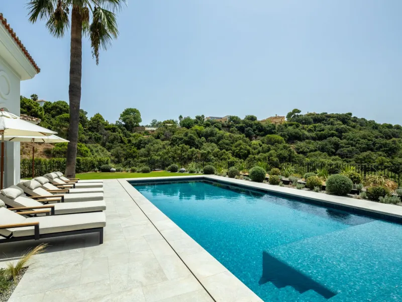 This exceptional five-bedroom luxury villa for sale is located within the prestigious gated community of La Zagaleta, in Benahavís. Newly completed by the acclaimed architectural studio Puroform, the property showcases a refined blend of contemporary desi