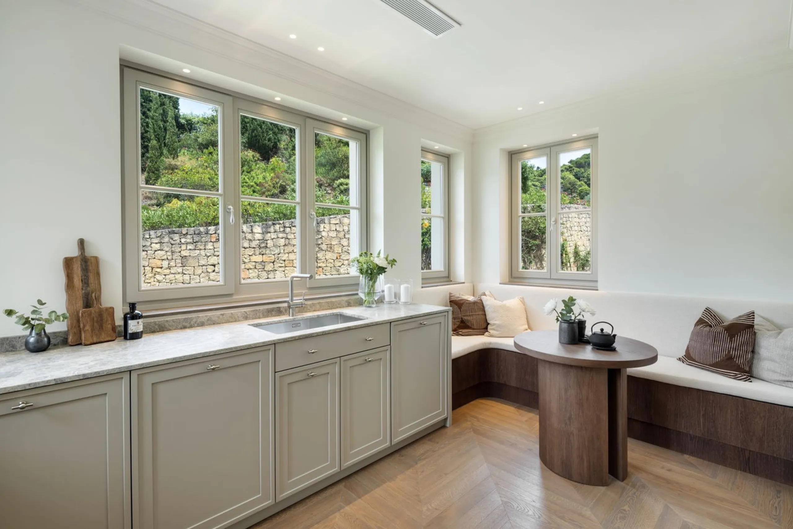 This exceptional five-bedroom luxury villa for sale is located within the prestigious gated community of La Zagaleta, in Benahavís. Newly completed by the acclaimed architectural studio Puroform, the property showcases a refined blend of contemporary desi
