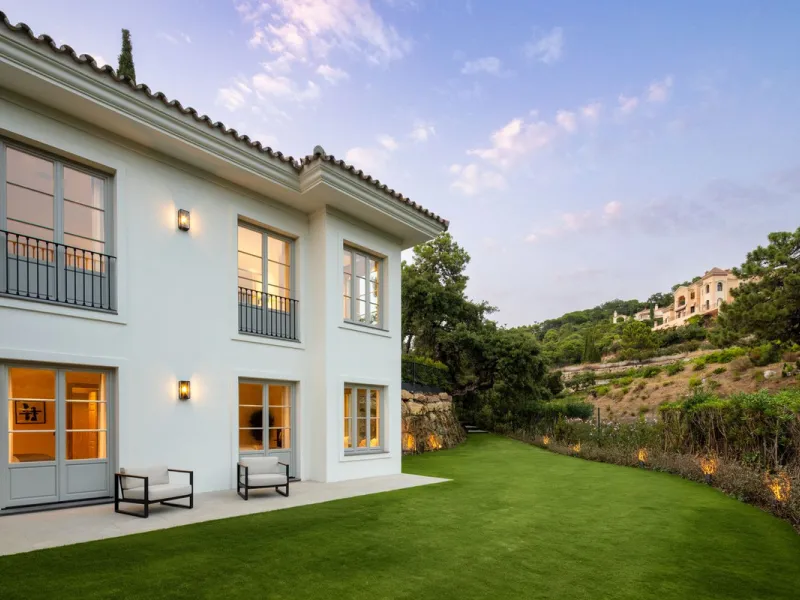 This exceptional five-bedroom luxury villa for sale is located within the prestigious gated community of La Zagaleta, in Benahavís. Newly completed by the acclaimed architectural studio Puroform, the property showcases a refined blend of contemporary desi