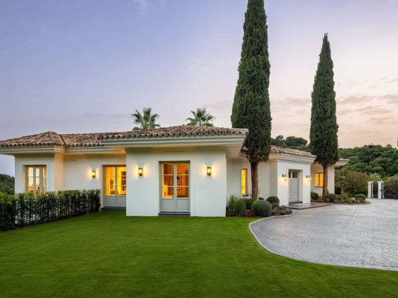 This exceptional five-bedroom luxury villa for sale is located within the prestigious gated community of La Zagaleta, in Benahavís. Newly completed by the acclaimed architectural studio Puroform, the property showcases a refined blend of contemporary desi