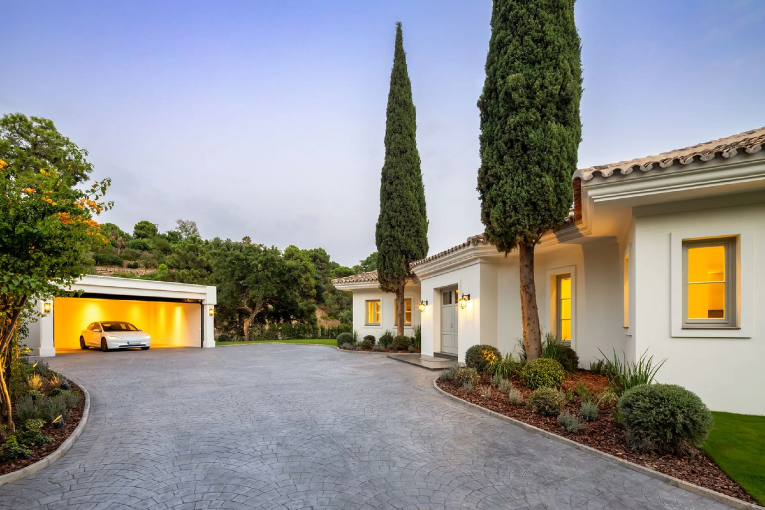 This exceptional five-bedroom luxury villa for sale is located within the prestigious gated community of La Zagaleta, in Benahavís. Newly completed by the acclaimed architectural studio Puroform, the property showcases a refined blend of contemporary desi