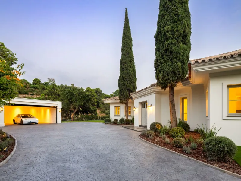 This exceptional five-bedroom luxury villa for sale is located within the prestigious gated community of La Zagaleta, in Benahavís. Newly completed by the acclaimed architectural studio Puroform, the property showcases a refined blend of contemporary desi