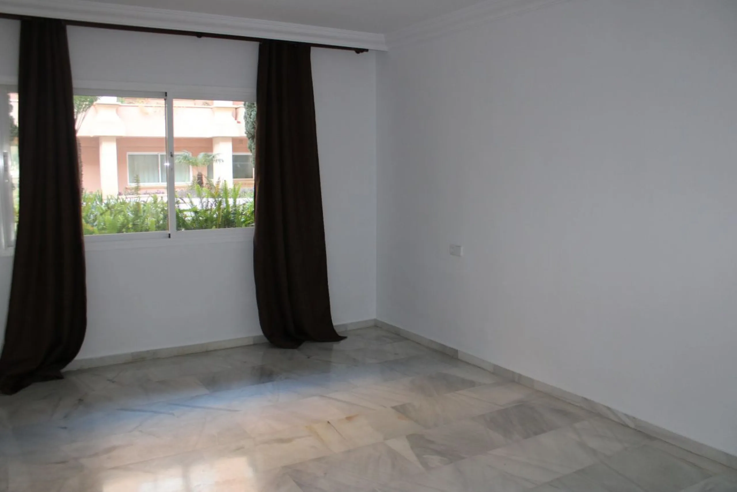 Wonderful apartment in Magna Marbella in one of the most exclusive developments in Nueva Andalucia, a gated community with 24-hour security, with several communal swimming pools and large tropical gardens guaranteeing total tranquility.