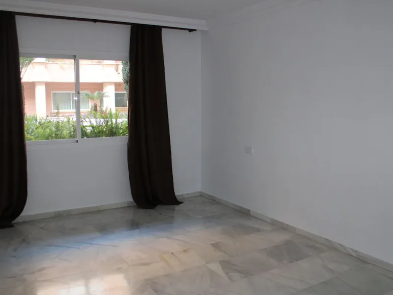 Wonderful apartment in Magna Marbella in one of the most exclusive developments in Nueva Andalucia, a gated community with 24-hour security, with several communal swimming pools and large tropical gardens guaranteeing total tranquility.