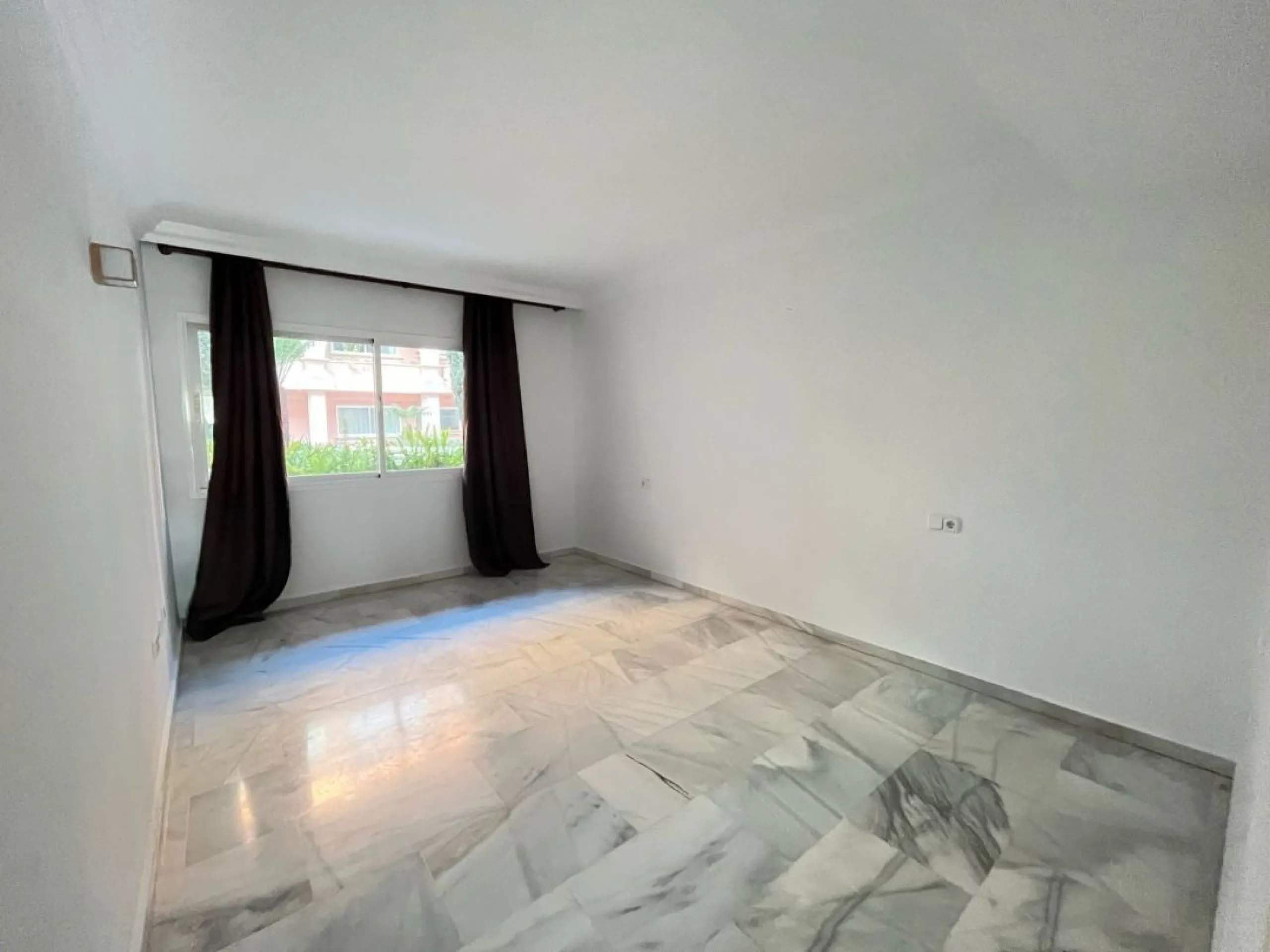 Wonderful apartment in Magna Marbella in one of the most exclusive developments in Nueva Andalucia, a gated community with 24-hour security, with several communal swimming pools and large tropical gardens guaranteeing total tranquility.