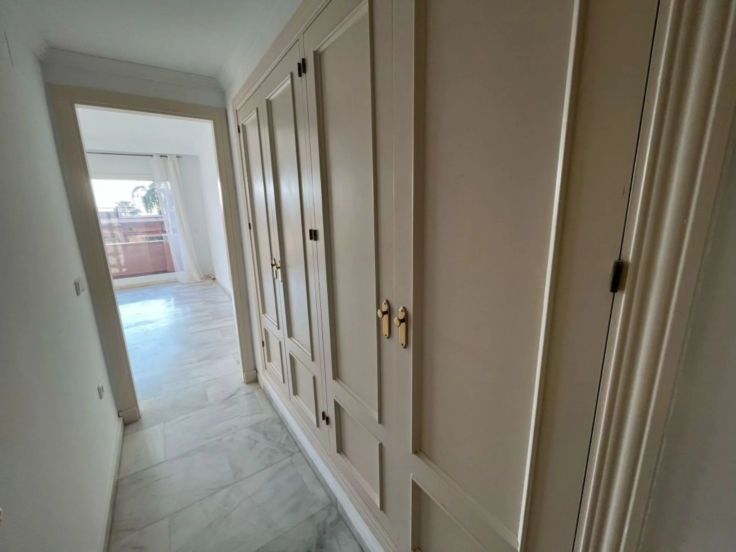 Wonderful apartment in Magna Marbella in one of the most exclusive developments in Nueva Andalucia, a gated community with 24-hour security, with several communal swimming pools and large tropical gardens guaranteeing total tranquility.