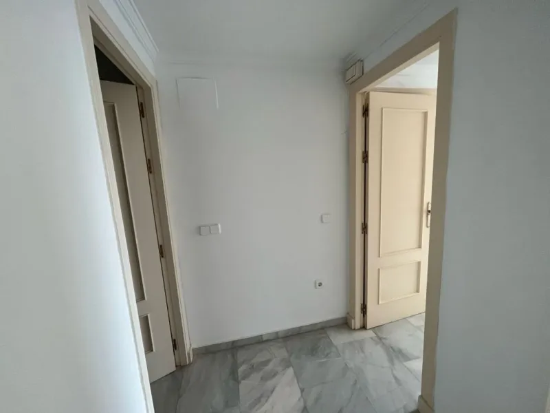 Wonderful apartment in Magna Marbella in one of the most exclusive developments in Nueva Andalucia, a gated community with 24-hour security, with several communal swimming pools and large tropical gardens guaranteeing total tranquility.