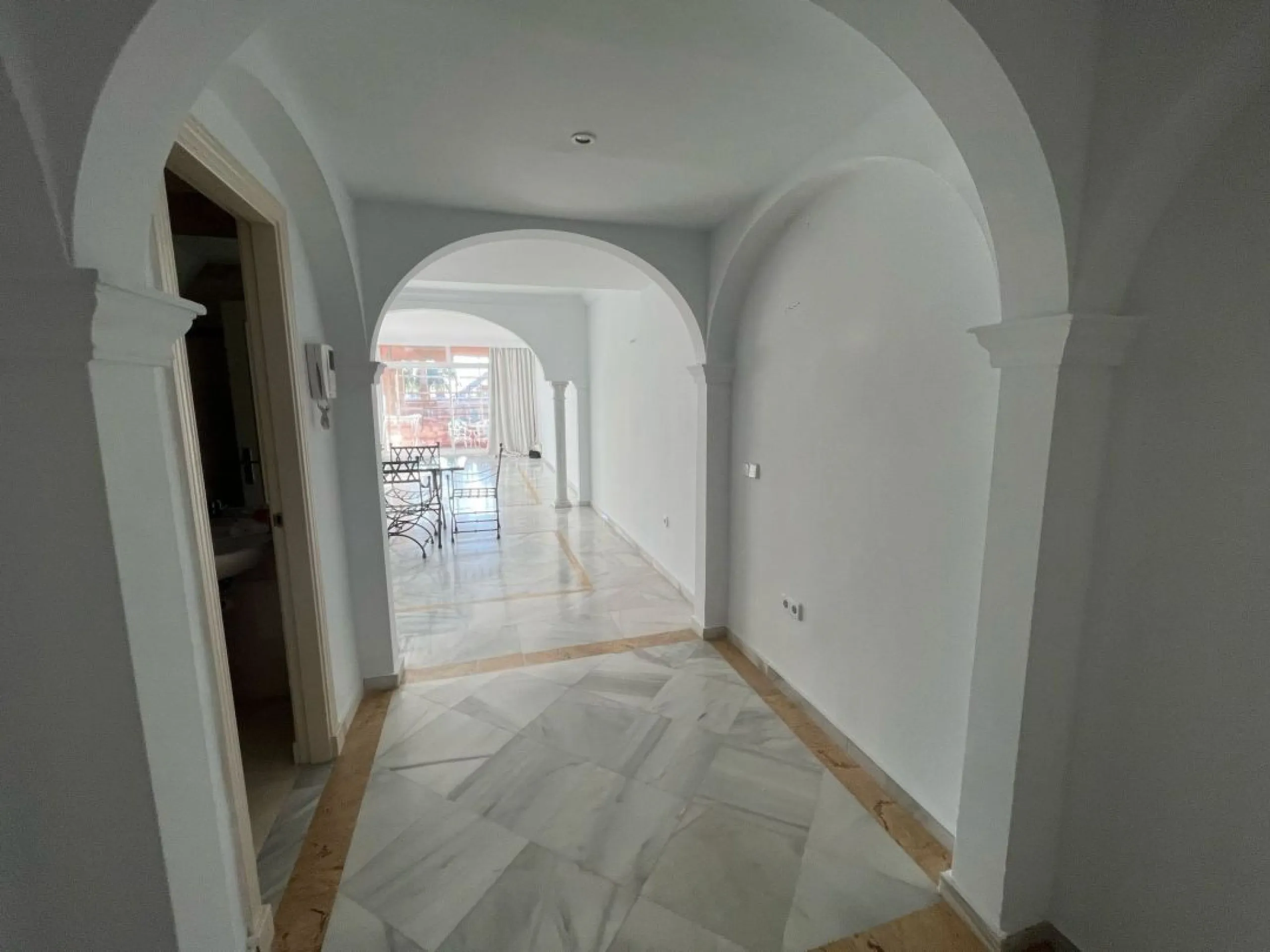 Wonderful apartment in Magna Marbella in one of the most exclusive developments in Nueva Andalucia, a gated community with 24-hour security, with several communal swimming pools and large tropical gardens guaranteeing total tranquility.
